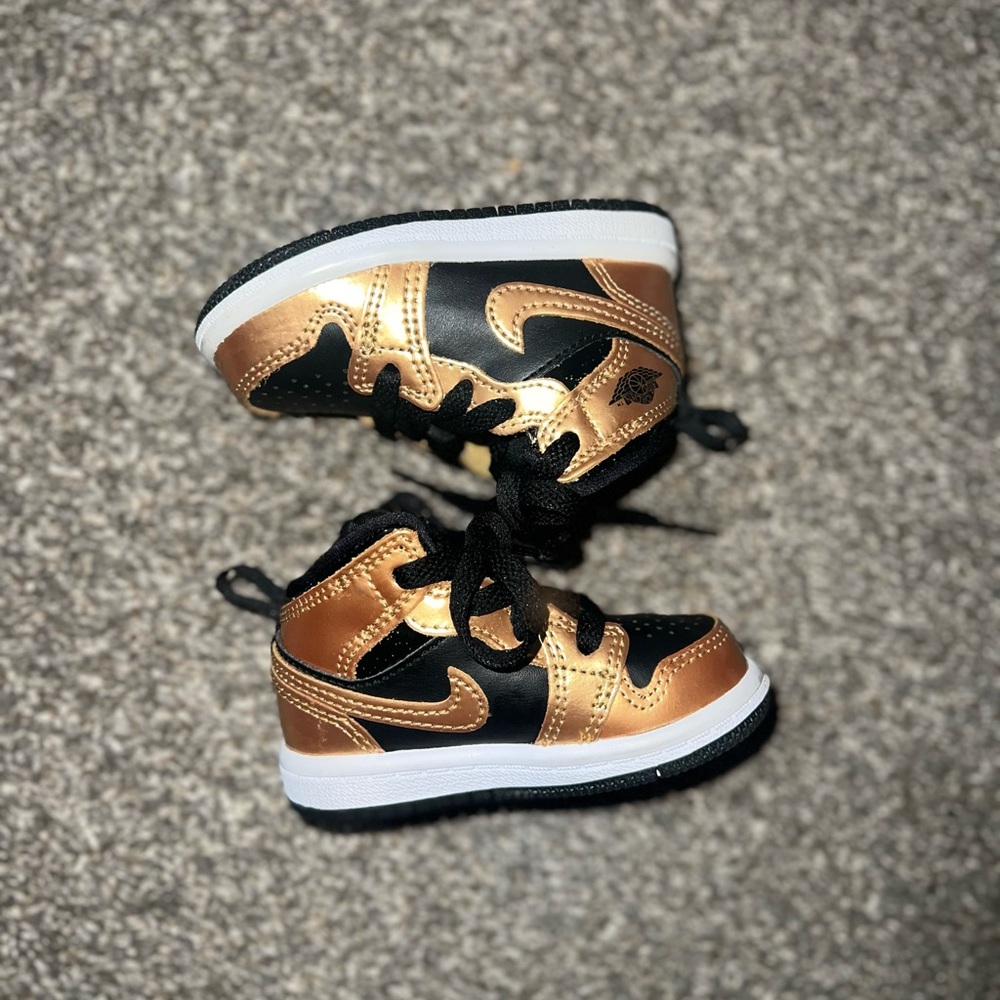 Nike Kids' Black and Gold Sneakers
